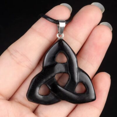 Collier pendentif Triquetra